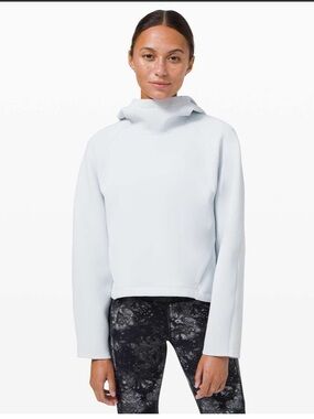 Lululemon • AirWrap Pullover Hoodie • Size 6